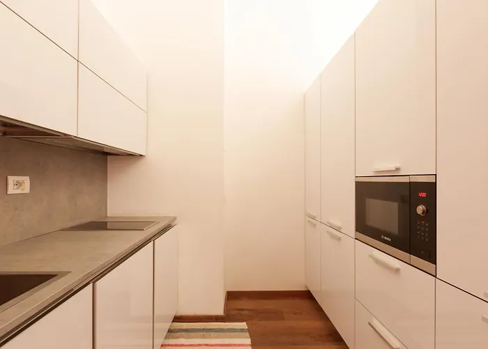Guesthost - Modern 280m From Arco Della Pace! Apartament *